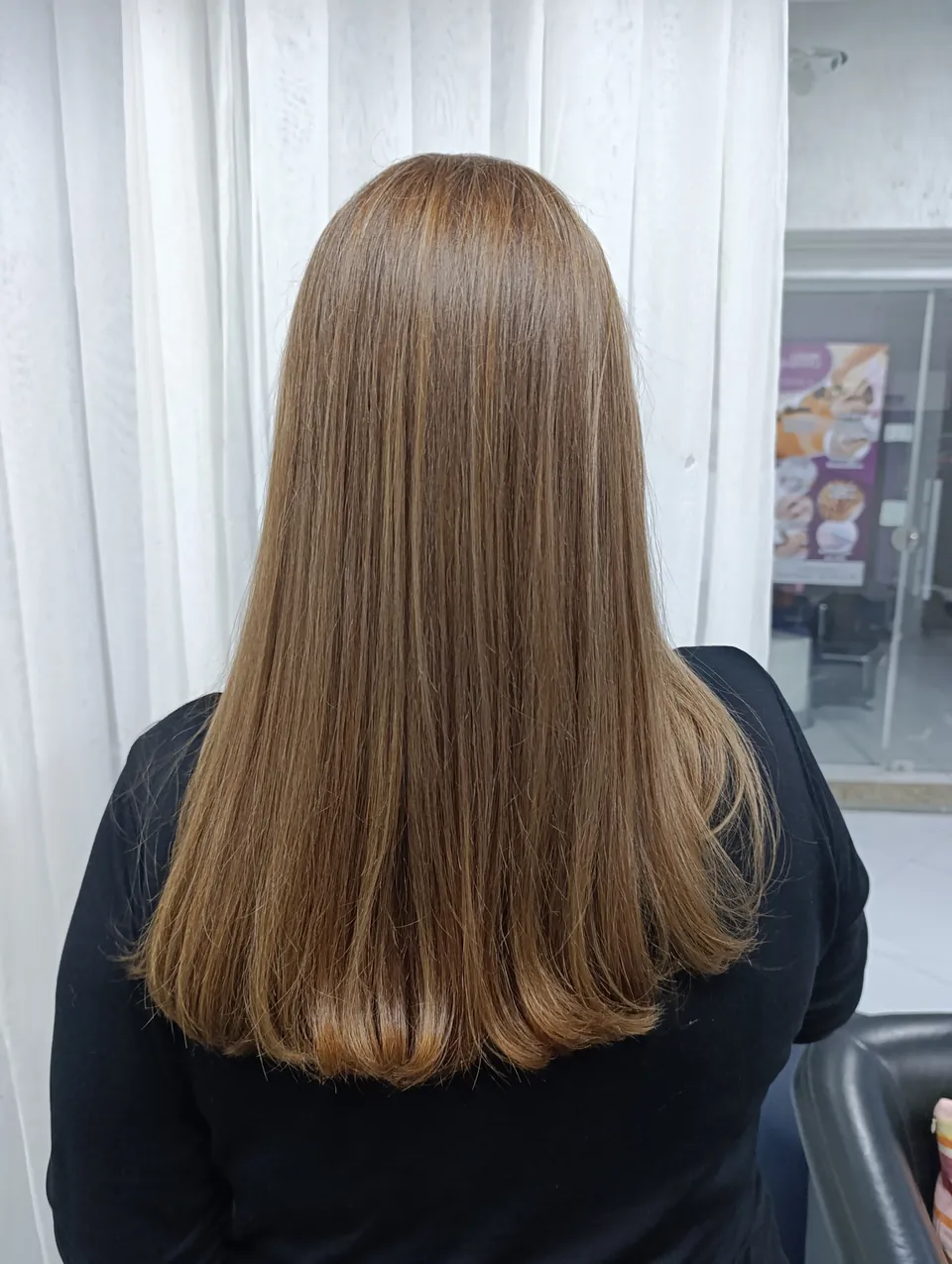 Cabelo liso e alinhado em castanho-claro dourado, de costas