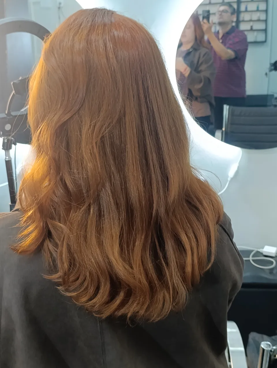 Cabelo ruivo acobreado ondulado na altura média, de costas