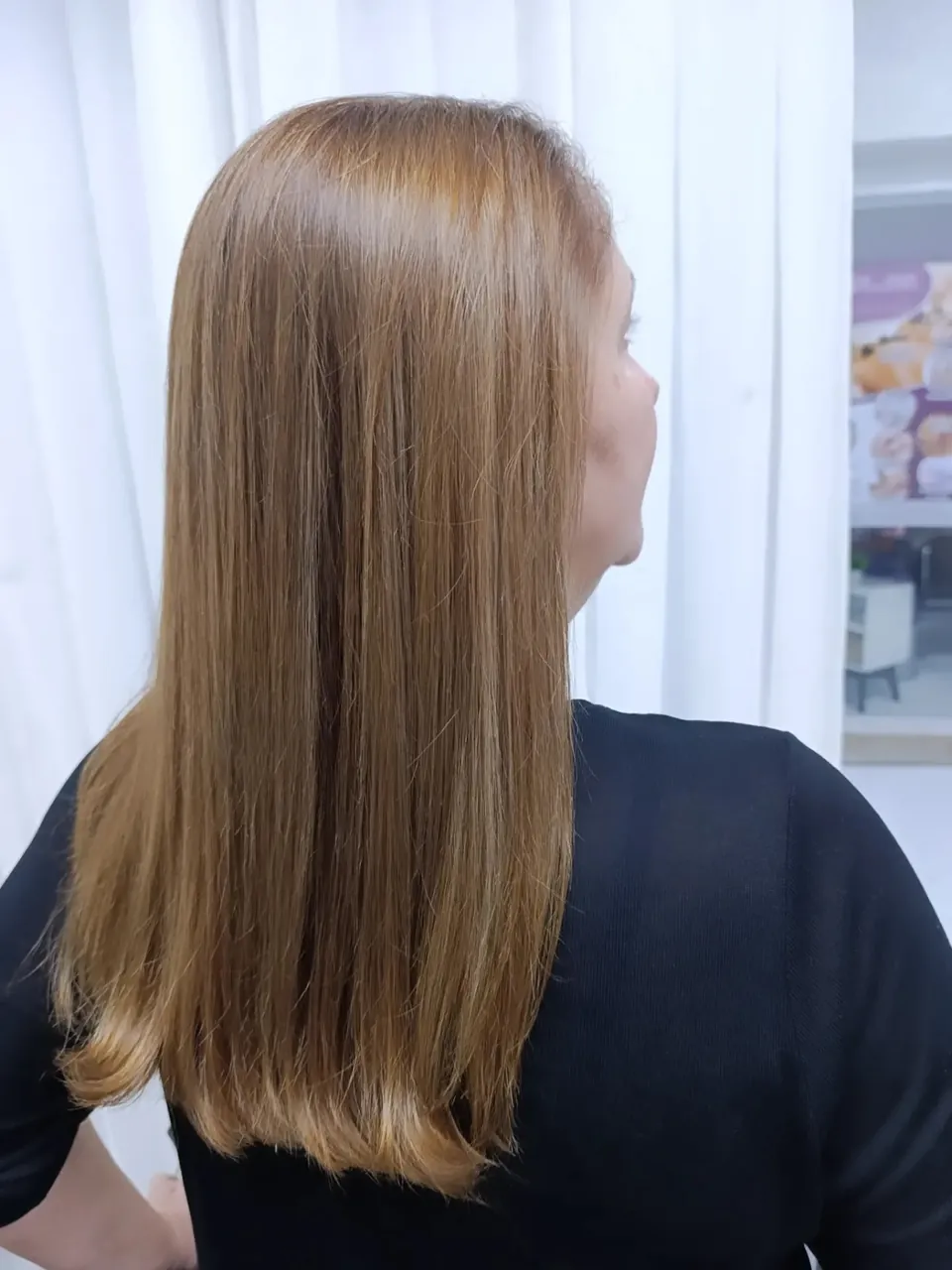 Cabelo longo liso e alinhado castanho-claro dourado, visto de lado