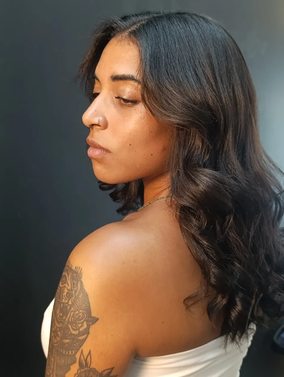 Castanho escuro com ondas largas, de perfil